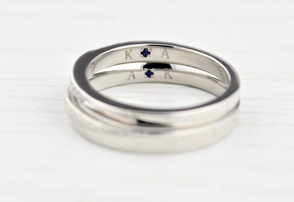 イニシャルと大切な記念月の石を入れた指輪