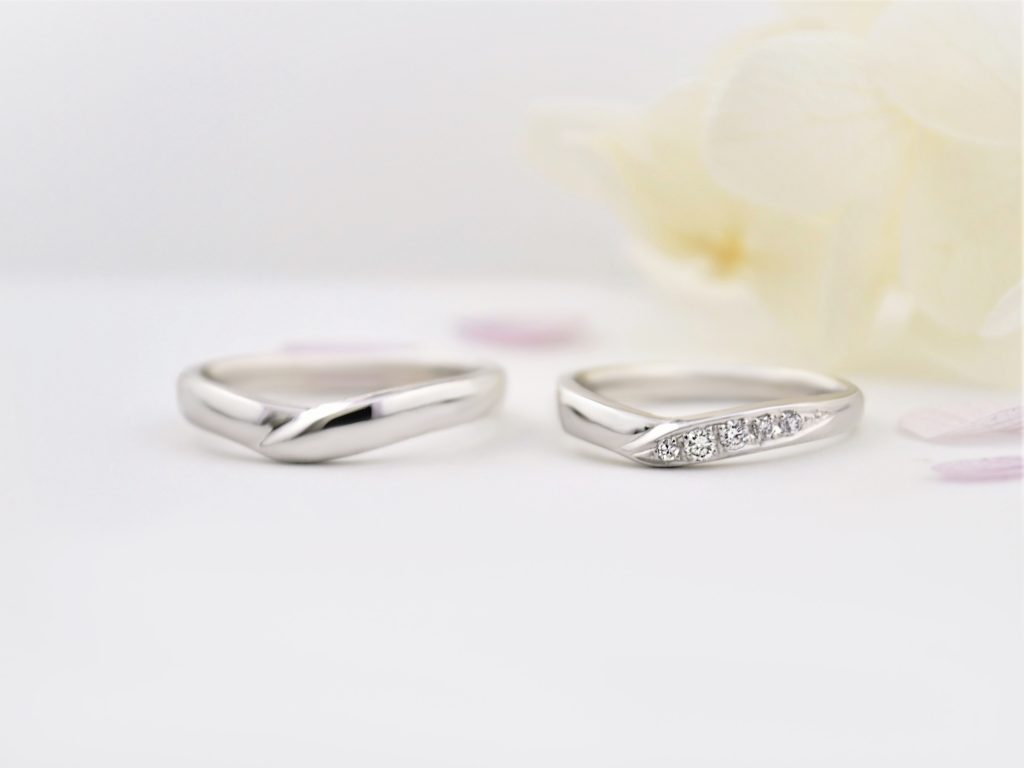 大きなメレダイヤモンドを５石入れ