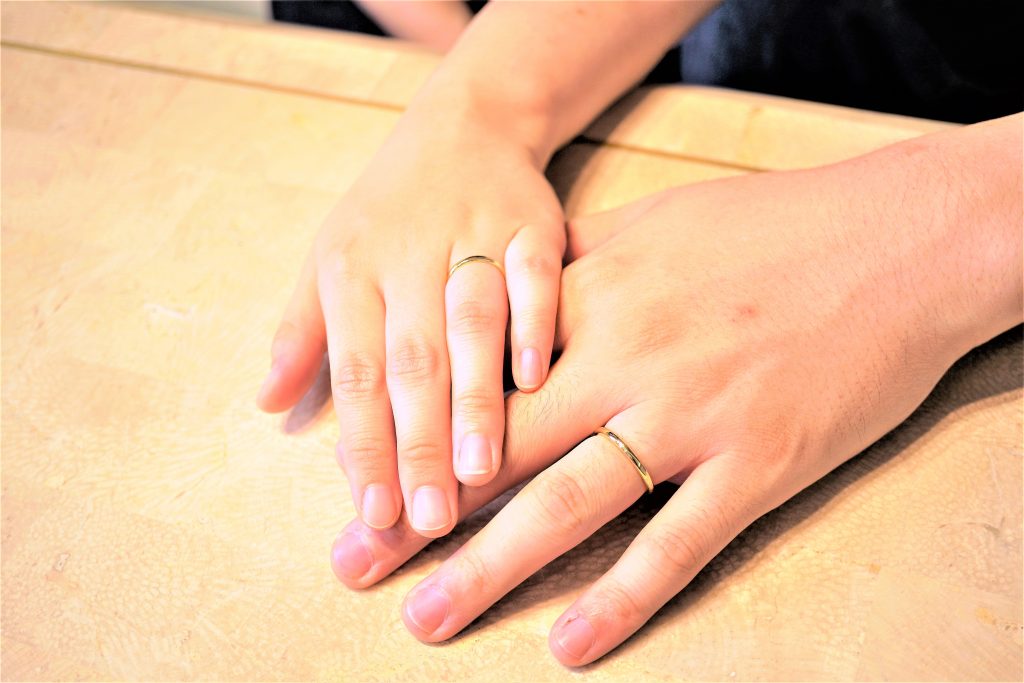 流行に左右されないシンプルなデザインリング