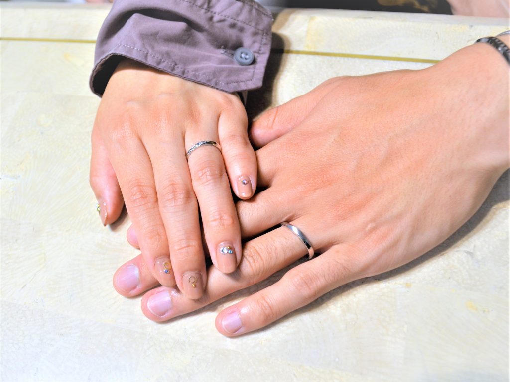 完成した結婚指輪を初めてつけた瞬間