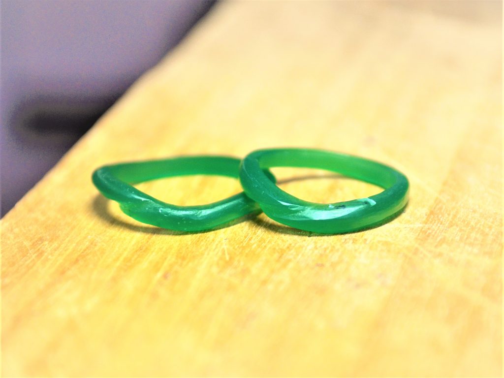 ふたつ重なるウェーブリング ふたつ重なるウェーブリング