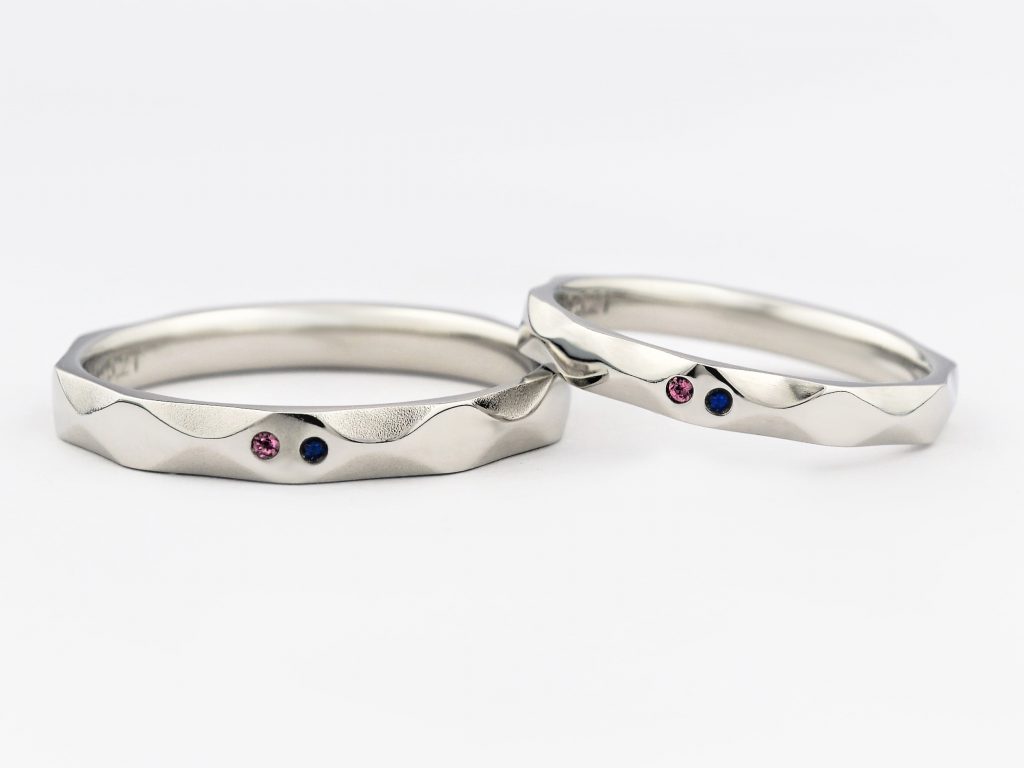 表面にマット加工とヘアライン加工を施したデザイン