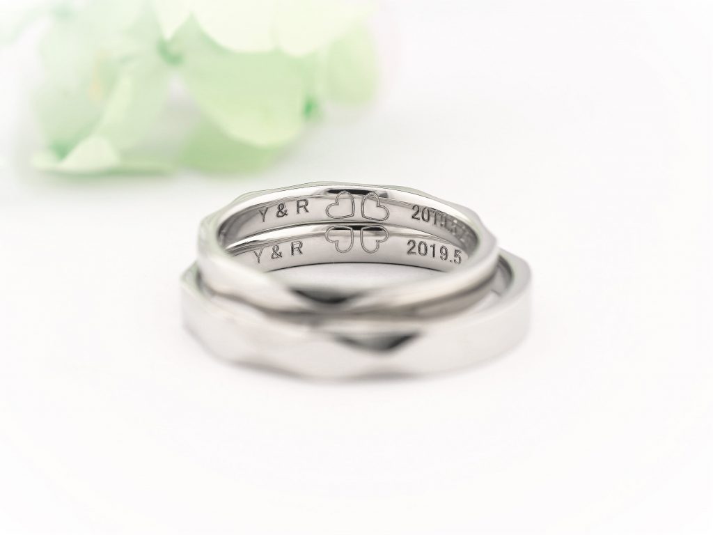 イニシャルとオリジナルモチーフと記念日を刻印